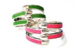 BL13 This hinged bangle made of rhodium plated brass 1